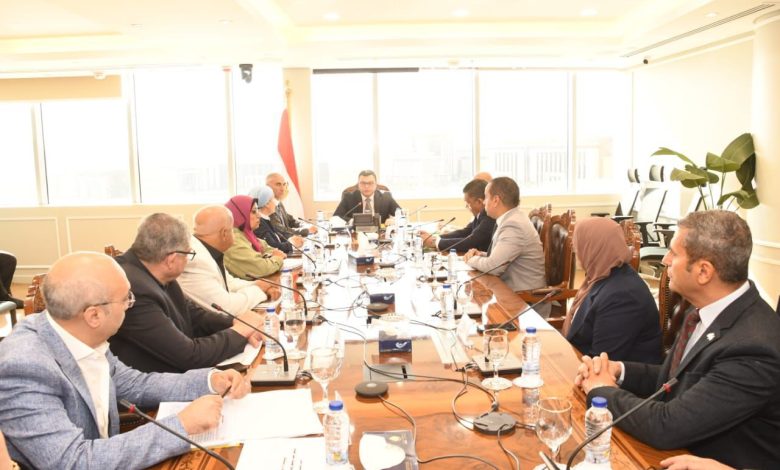 اجتماع وزير الإسكان ومسئولي قطاع تطوير المدن