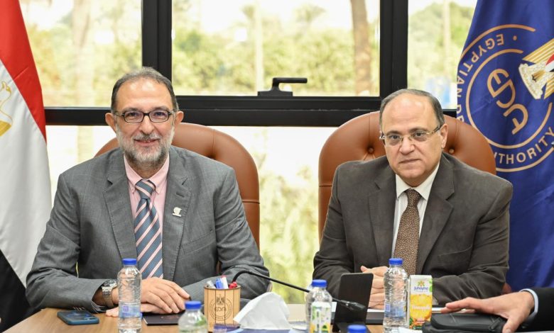 هيئتي الدواء وسلامة الغذاء يبحثان ضمان سلامة الأدوية في مصر