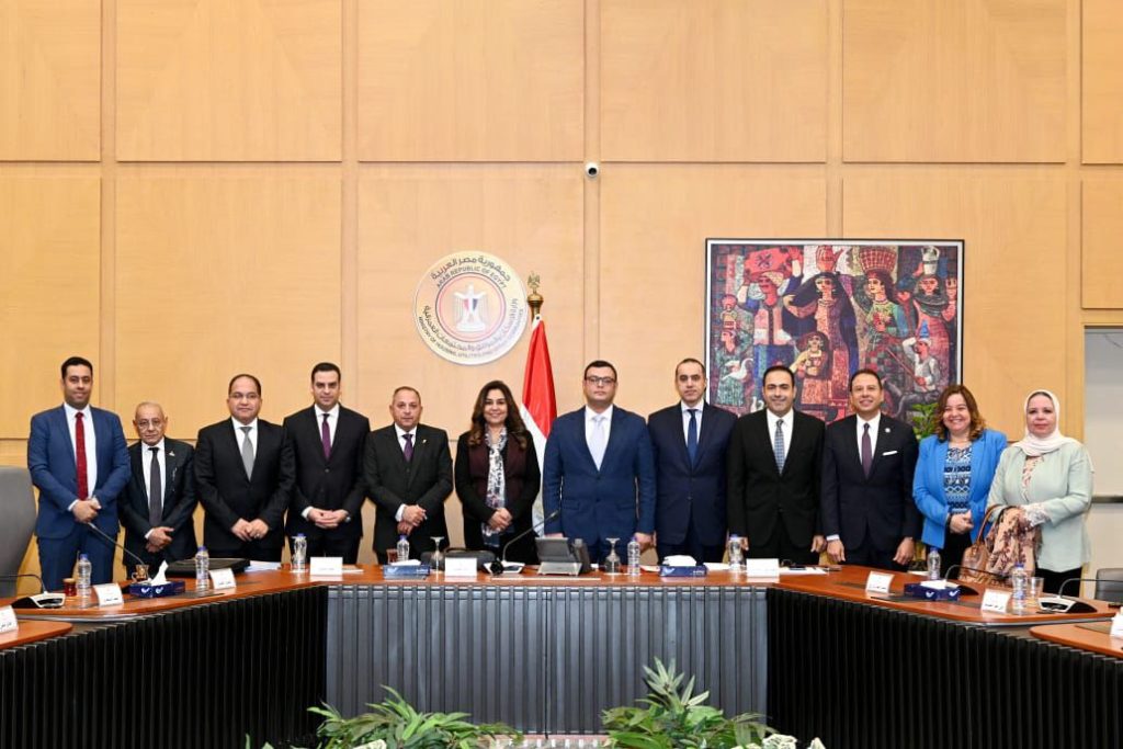 وزراء الإسكان والتنمية المحلية والشئون النيابية خلال الاجتماع