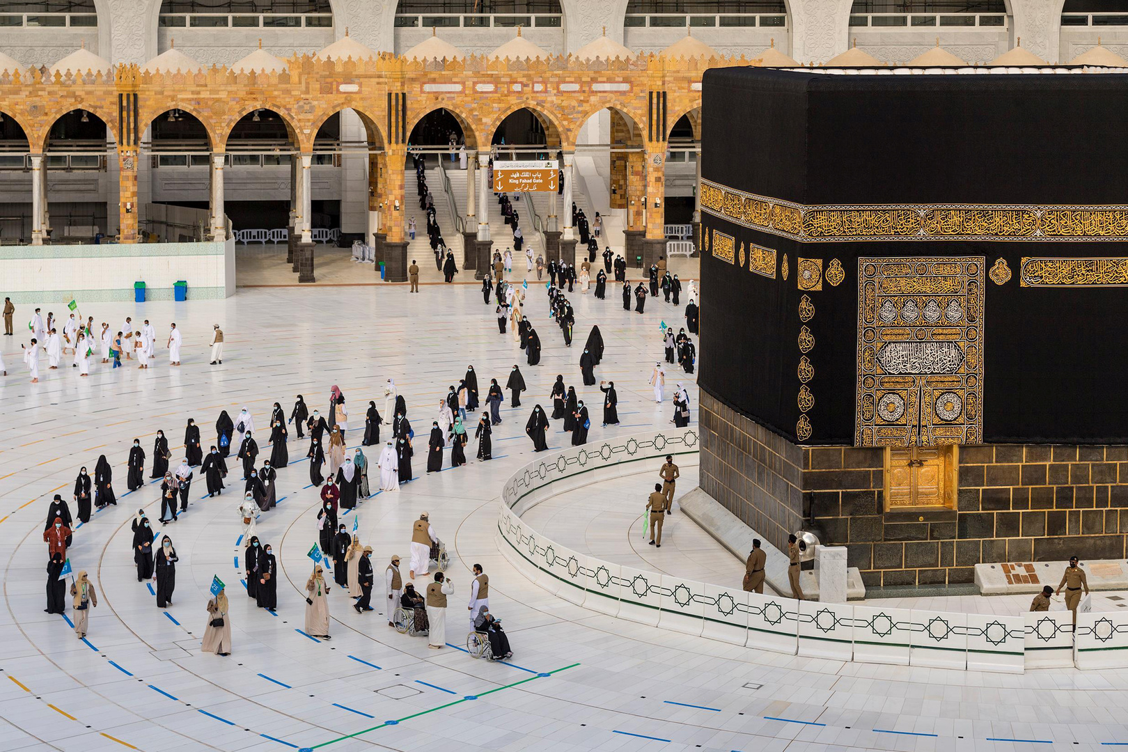 مواطنون يؤدون العمرة - صورة أرشيفية