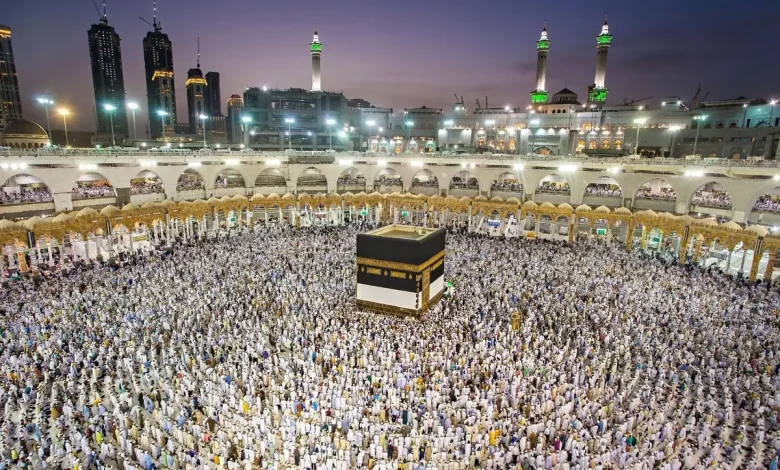 أشخاص يؤدون مناسك الحج - صورة أرشيفية