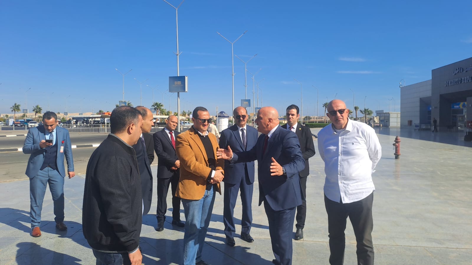 القابضة للمطارات