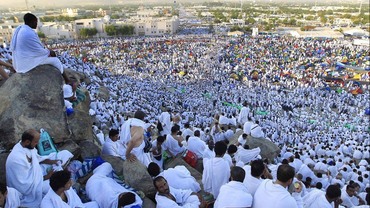 أشخاص يؤدون مناسك الحج - صورة أرشيفية