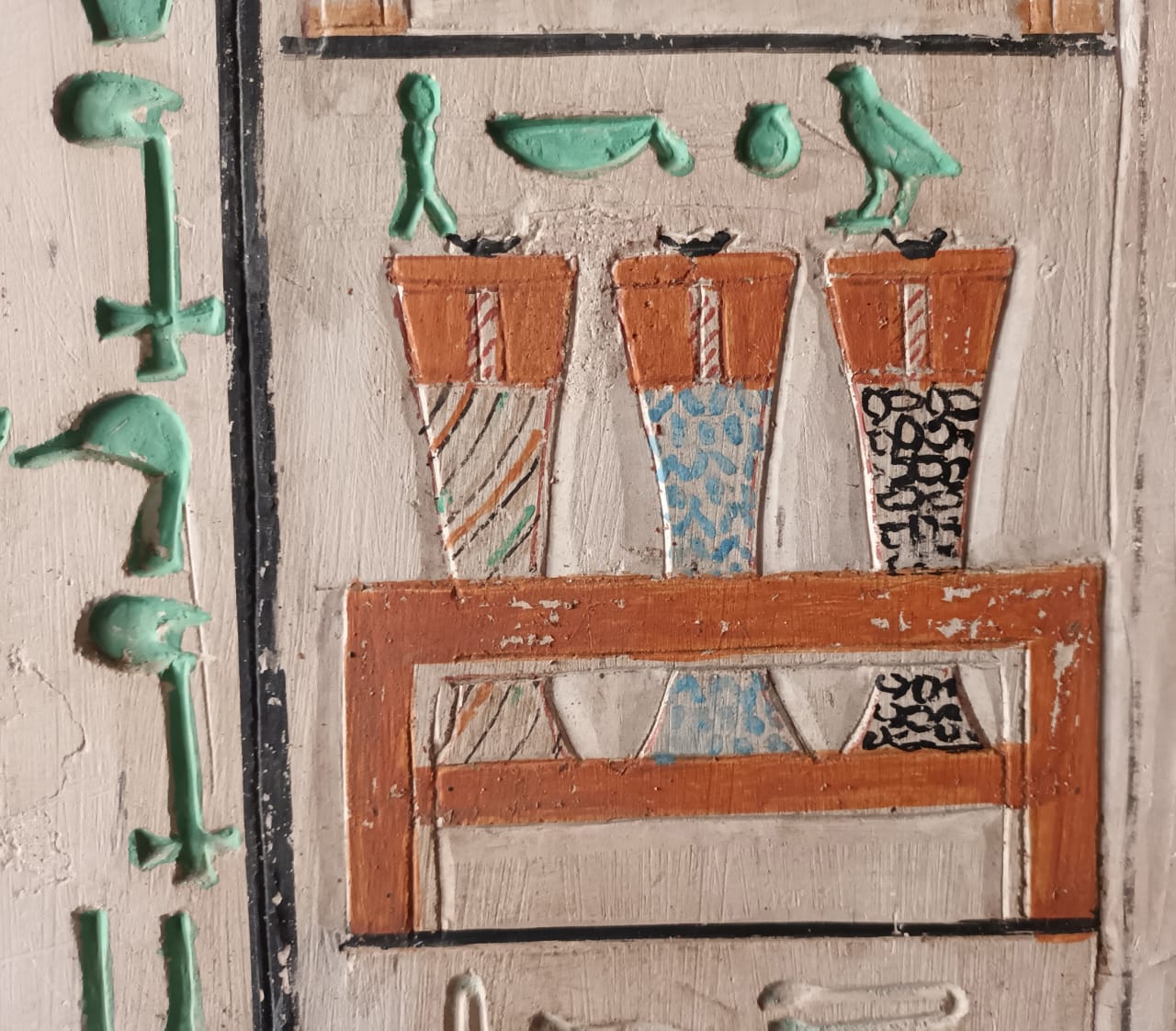 أسرار مقابر سقارة.. نقوش تكشف حياة كاهن الإلهة سركت ومعالج لدغات العقارب