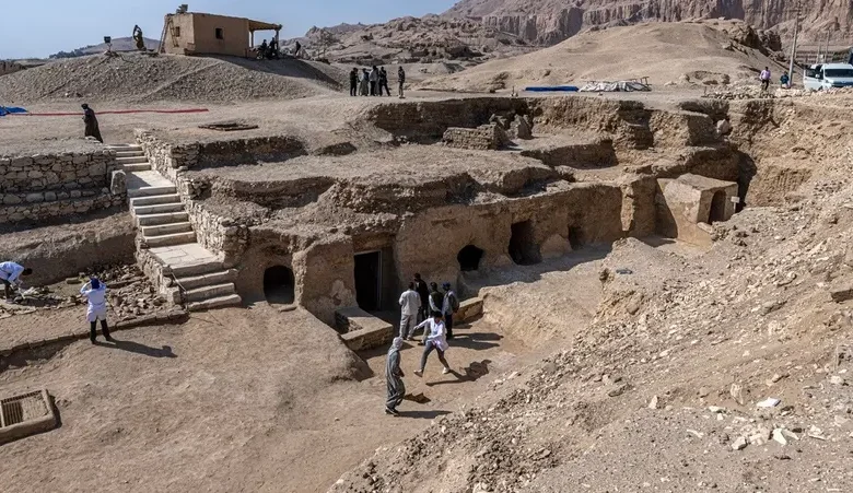 الاكتشافات الأثرية في مصر، مقابر الأقصر، الملكة حتشبسوت، قطع أثرية من مصر القديمة، آبار الدفن، مقبرة جحوتي مس، زاهي حواس، المملكة الوسطى، مقبرة بطليموس.