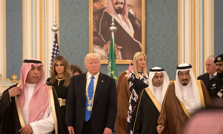 سياسة ترامب في الشرق الأوسط، العلاقات مع دول الخليج، الصراع بين إسرائيل وغزة، الدبلوماسية السعودية الإيرانية، اتفاقيات إبراهيم، الدولة الفلسطينية، إنتاج النفط الأمريكي، الاتفاق النووي الإيراني، مجلس التعاون الخليجي، التوترات في الشرق الأوسط.