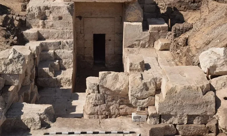 المعبد المصري، اكتشاف أتريب، العصر البطلمي، الإلهة ريبيت، الملك بطليموس الثامن، الديانة المصرية القديمة، النقوش الهيروغليفية، الاكتشافات الأثرية، جامعة توبنغن، السياحة والآثار في مصر.