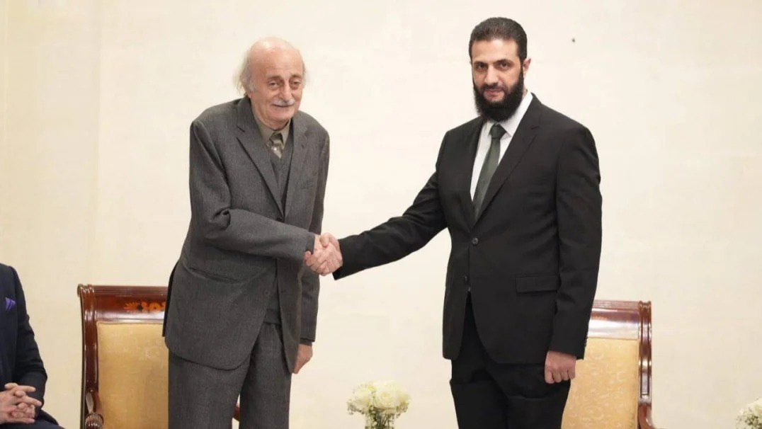 أحمد الشرع رئيس المرحلة الانتقالية في سوريا، مع الزعيم اللبناني وليد جنبلاط