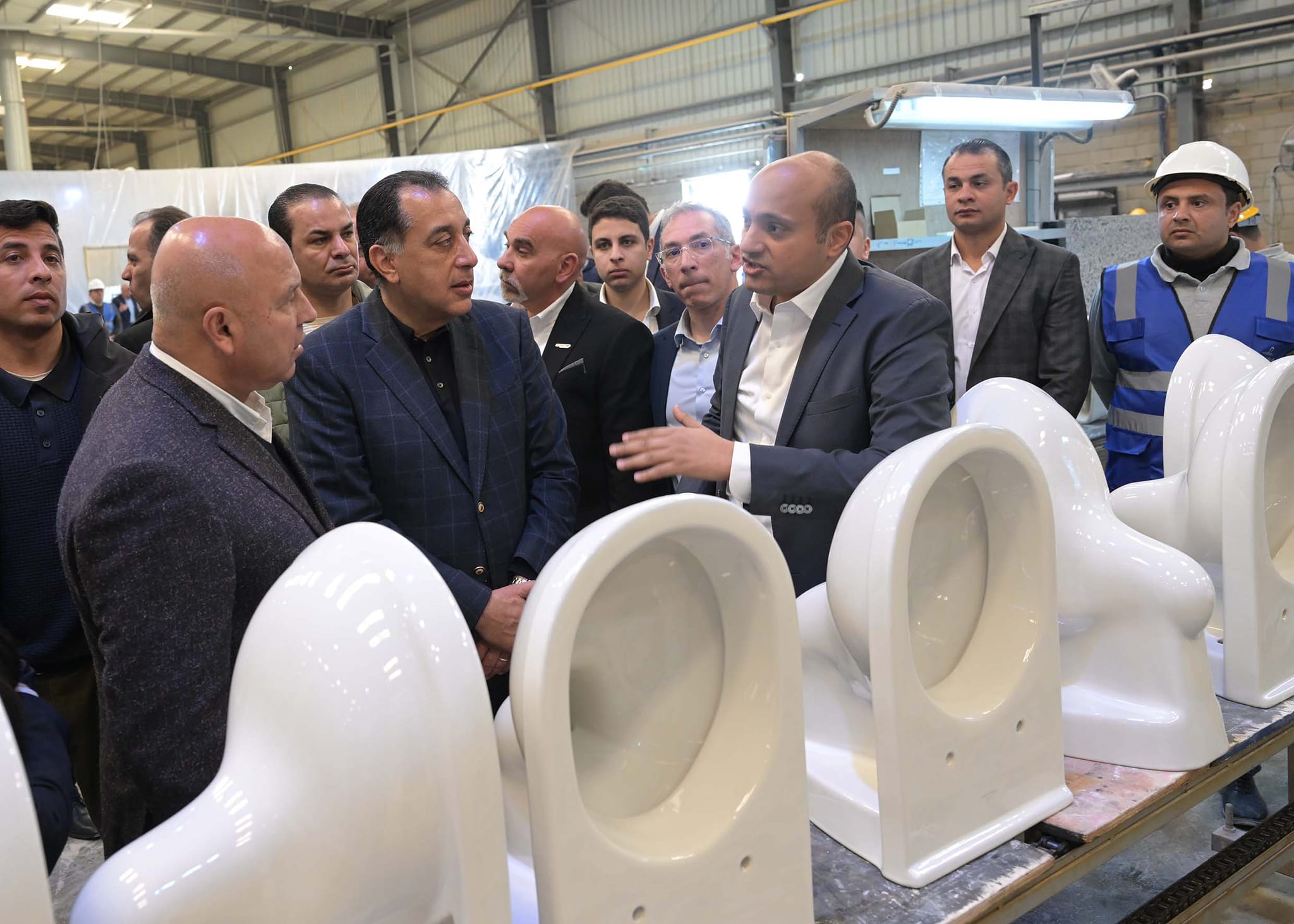 جولة رئيس الوزراء في مصنع الأدوات الصحية