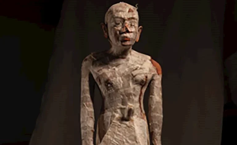 حقيقة كسر تمثال سقارة الأثري.. زاهي حواس يكشف التفاصيل