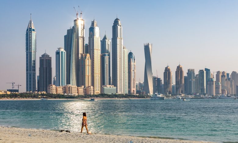 دبي، المغتربون البريطانيون، الإمارات العربية المتحدة، التأشيرة الذهبية، المعيشة المعفاة من الضرائب، المدارس، السلامة، أسعار العقارات، العمال المهاجرون، التسلسلات الهرمية الاجتماعية، البنية التحتية، حرية التعبير، أسلوب حياة المغتربين.