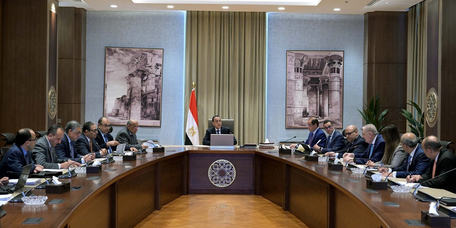 رئيس الوزراء ووزيري الكهرباء والمالية