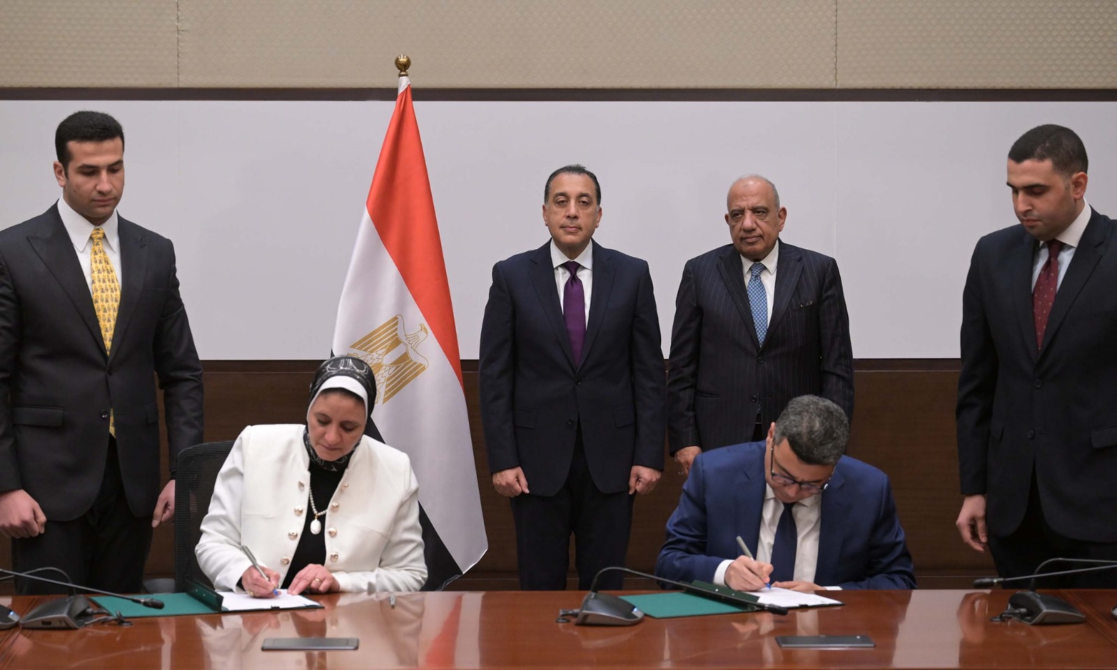 رئيس الوزراء يشهد توقيع اتفاقية بين سيمنس جاميسا والمصرية للكهرباء