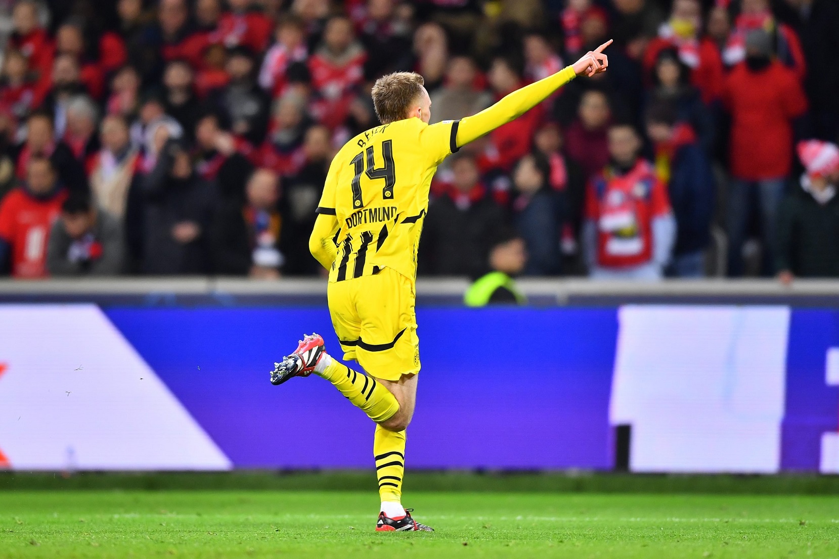 ماكسيميليان بيير لاعب بوروسيا دورتموند