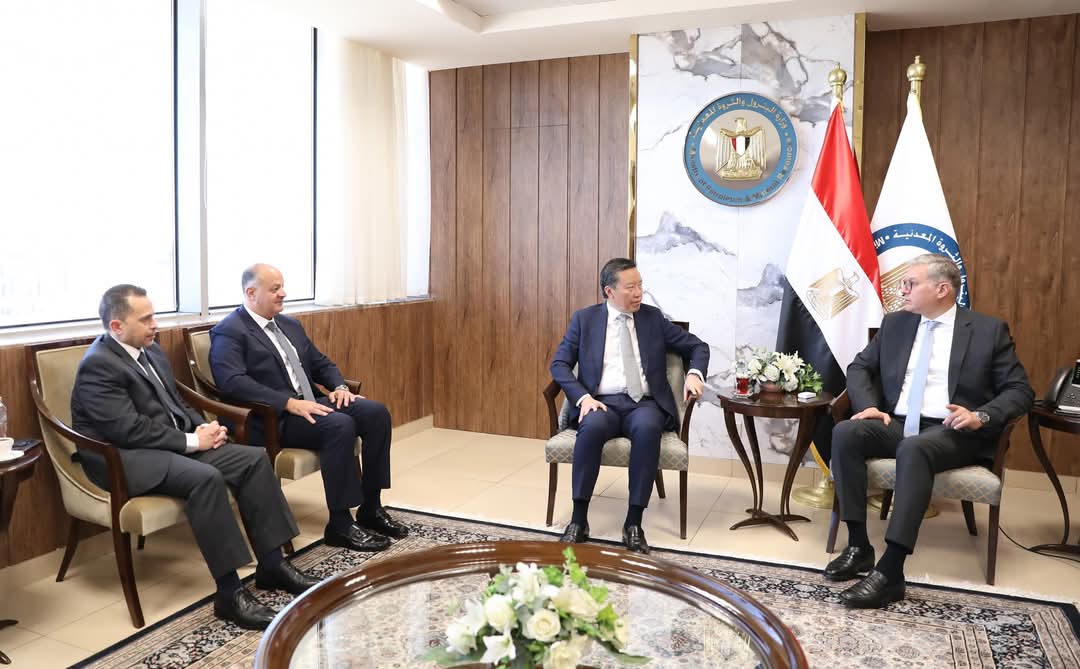 وزير البترول وممثلي شركة بريتش بتروليوم للغاز