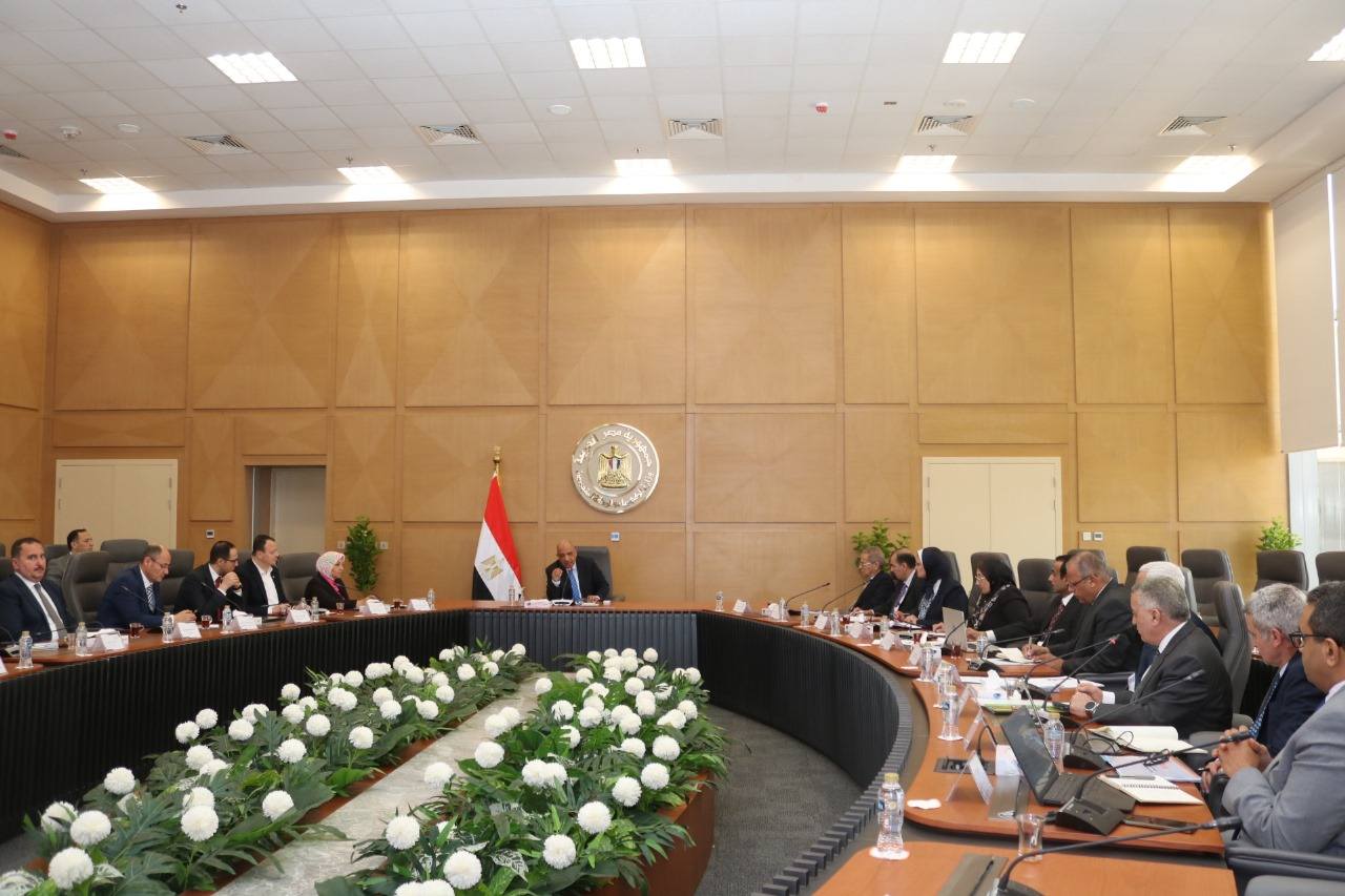 وزير الكهرباء خلال اجتماع موسع بقيادات الوزارة