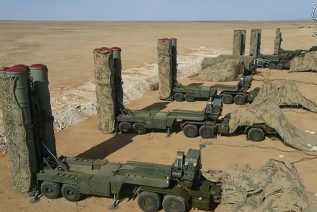 الجزائر تبث فيديو يظهر فيه منظومة الدفاع الجوي S-400 إيذاناً بدخولها الخدمة رسمياً
