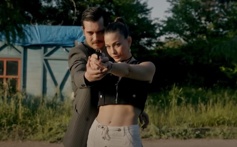 مسلسل حلم أشرف الحلقة 10.. نيسان تتورط في جريمة قتل وأشرف يحاول إنقاذها