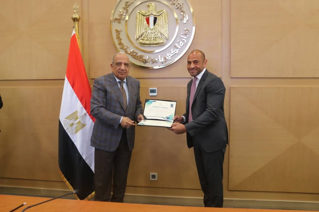 وزير الكهرباء يسلم شهادات التأهيل لإنتاج الكهرباء