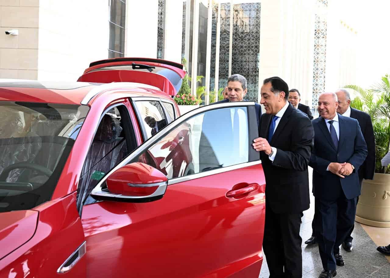 رئيس الوزراء يتفقد السيارة الجديدة لشركة جيتور
