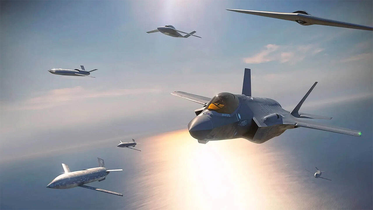 YFQ-42A مع F-35 لوكهيد مارتن