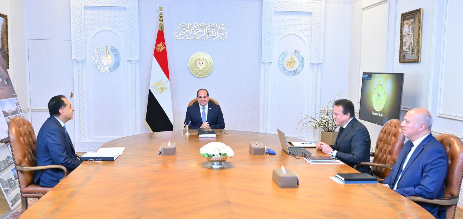 اجتماع الرئيس السيسي مع رئيس الحكومة المصرية ونائب رئيس مجلس الوزراء للتنمية البشرية