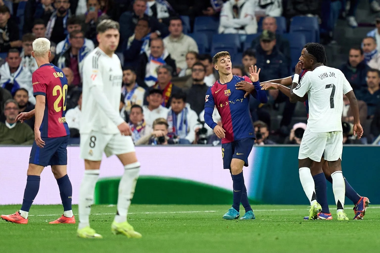 برشلونة وريال مدريد في مباراة الكلاسيكو