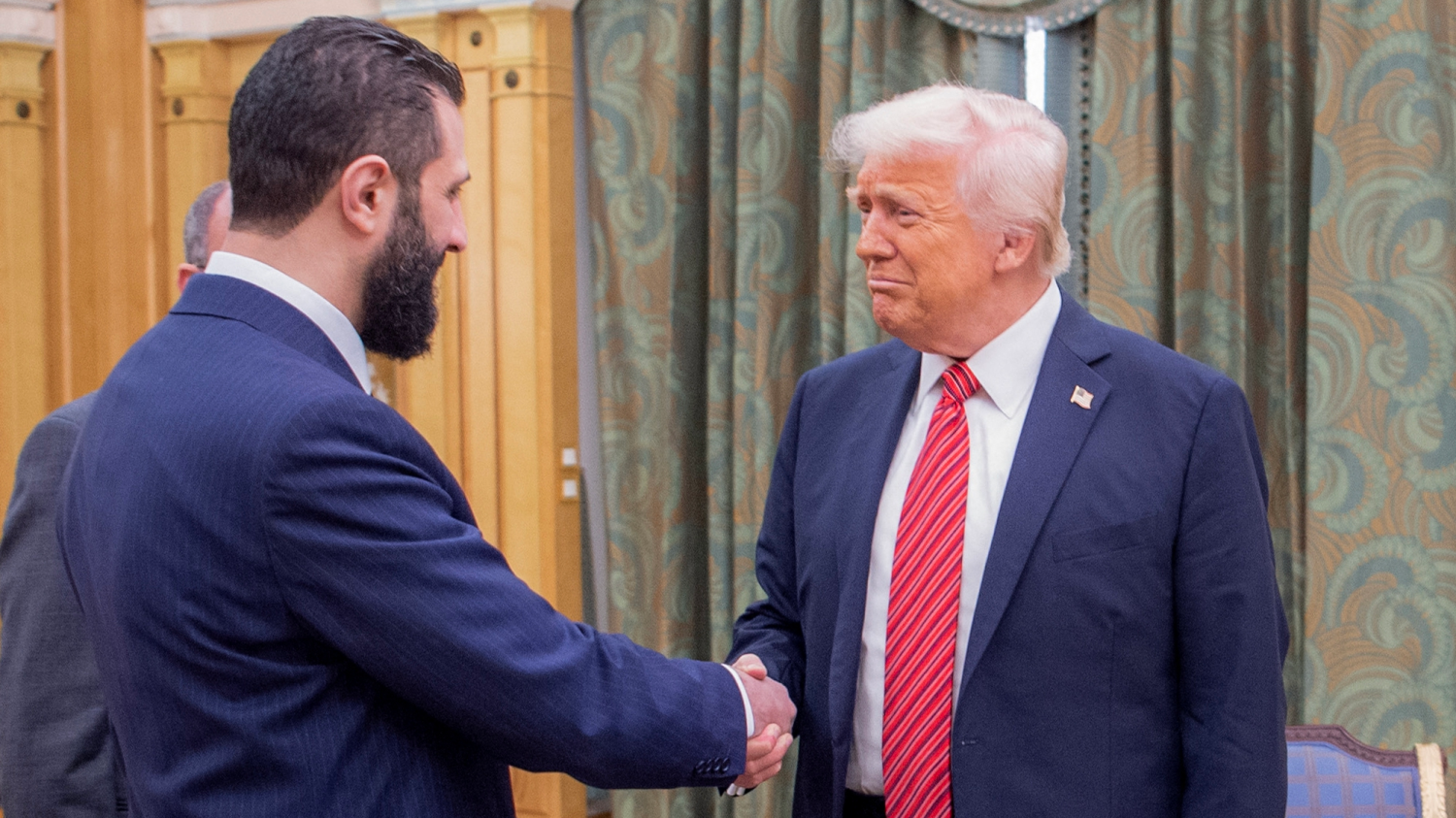 ترامب يصافح أحمد الشرع