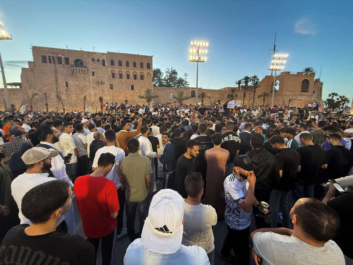 بوعزيزي جديد يشعل العضب في ليبيا..ماذا حدث في طرابلس | شاهد