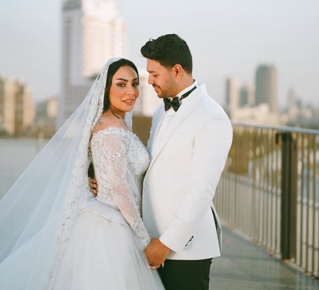 تكبره بـ18 عامًا.. من هي المنتجة الإماراتية رشا الظنحاني بعد زواجها من المطرب محمد شاهين؟