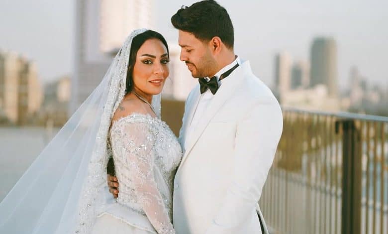 تكبره بـ18 عامًا.. من هي المنتجة الإماراتية رشا الظنحاني بعد زواجها من المطرب محمد شاهين؟