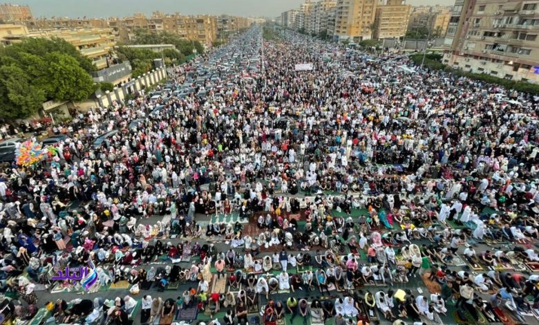 وقوف النساء بجوار الرجال