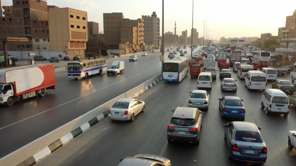 سير المركبات في مسار الأتوبيس الترددي على الطريق الدائري