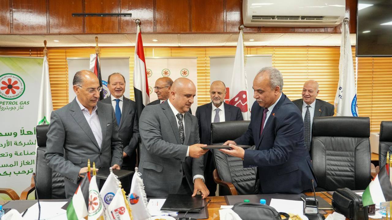 مراسم توقيع اتفاقية بين بتروجت وائتلاف أردني لتنفيذ مشروع تخزين الغاز البترولي المسال في العقبة