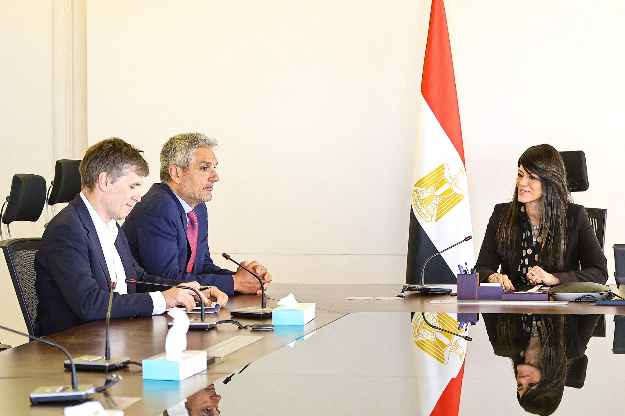 وزيرة التخطيط وكبير الاقتصاديين بمؤسسة «جولدمان ساكس» المالية الدولية