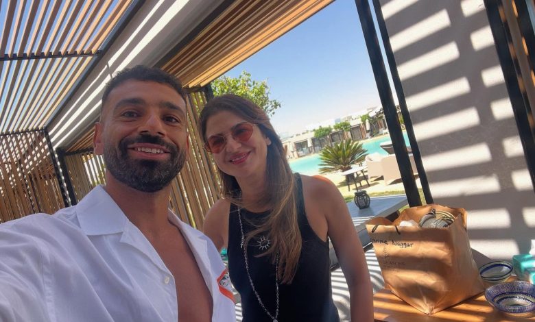 إعلامية شابة تثير الجدل بظهورها مع محمد صلاح في الساحل الشمالي.. ما القصة؟
