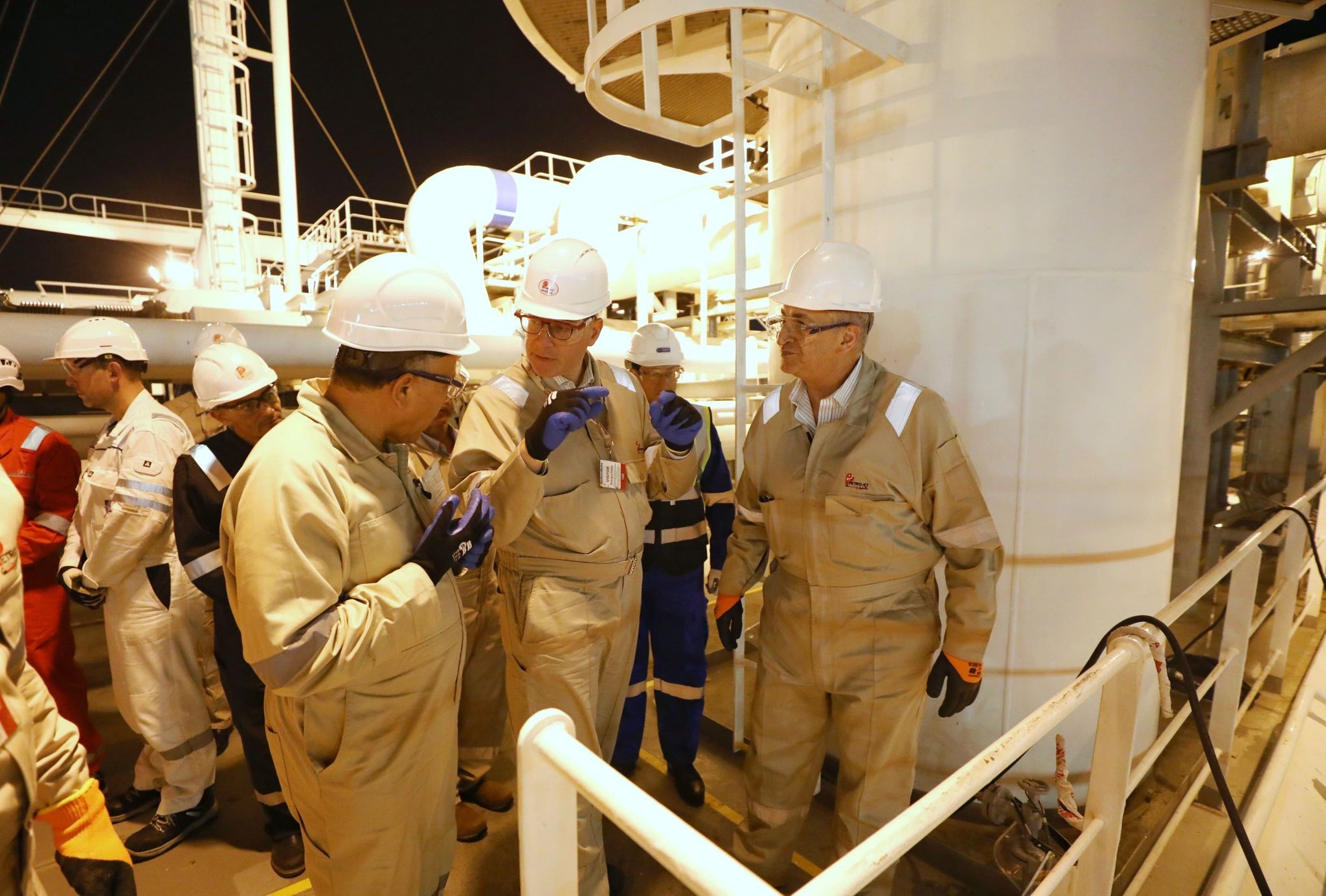وزير البترول يتابع تجهيز سفينة التغييز "Energos Power بميناء الإسكندرية
