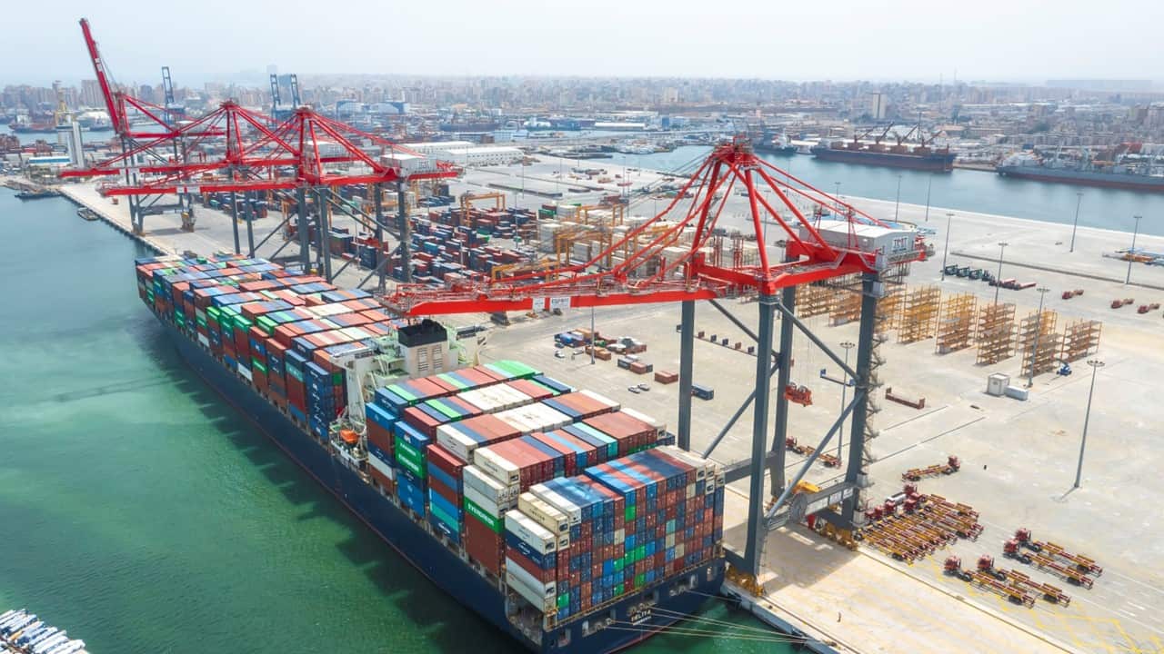 محطة لوجستية لاستقبال البضائع بأحد الموانئ البحرية المصرية