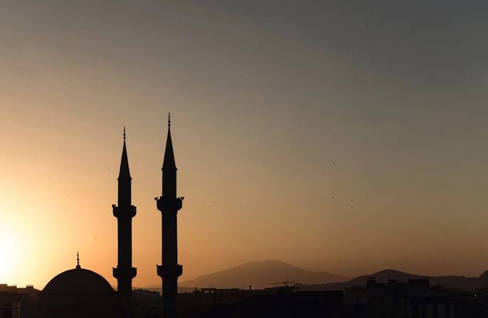 موعد أذان المغرب اليوم