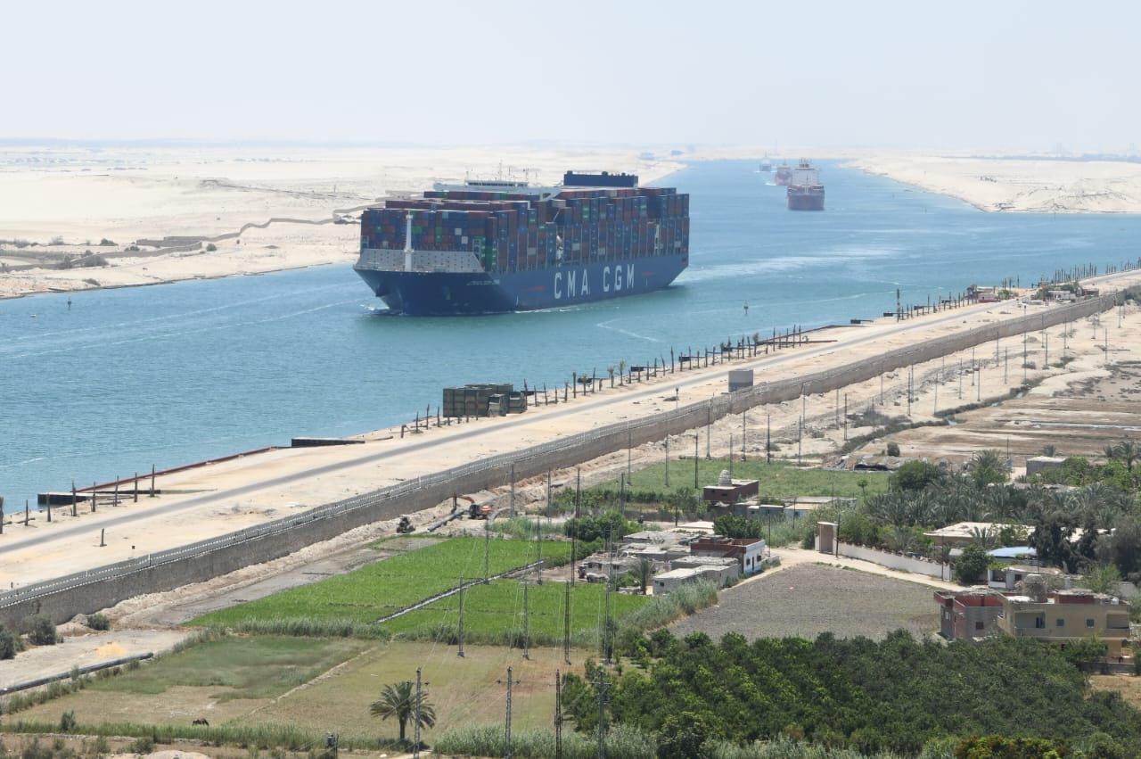 عبور سفينة الحاويات CMA CGM OSIRIS من قناة السويس