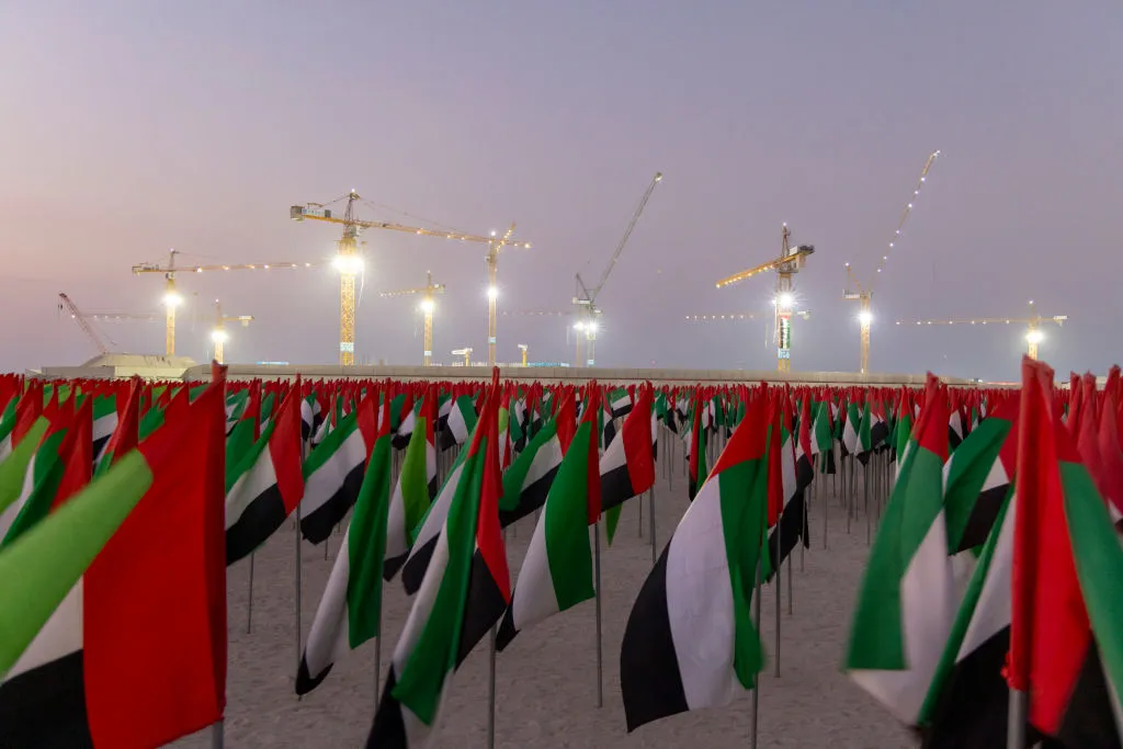 الإمارات عقود البناء