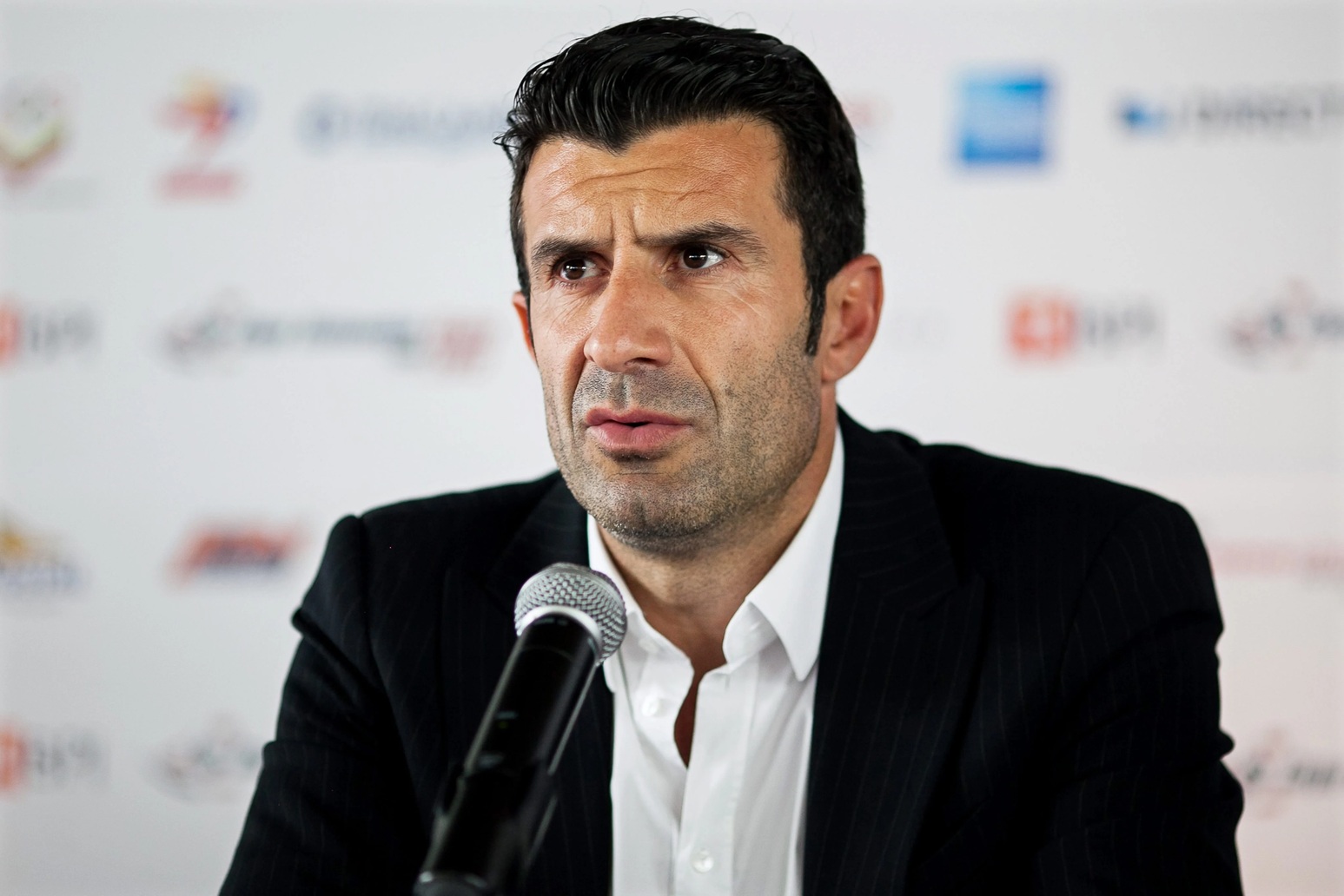 لويس فيجو لاعب ريال مدريد السابق