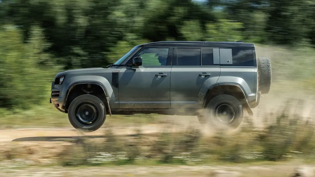 Land Rover Defender موديل 2026