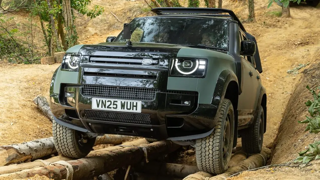 Land Rover Defender موديل 2026