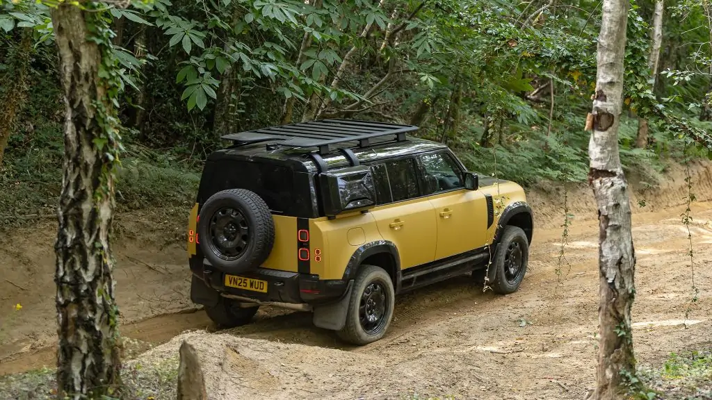 Land Rover Defender موديل 2026