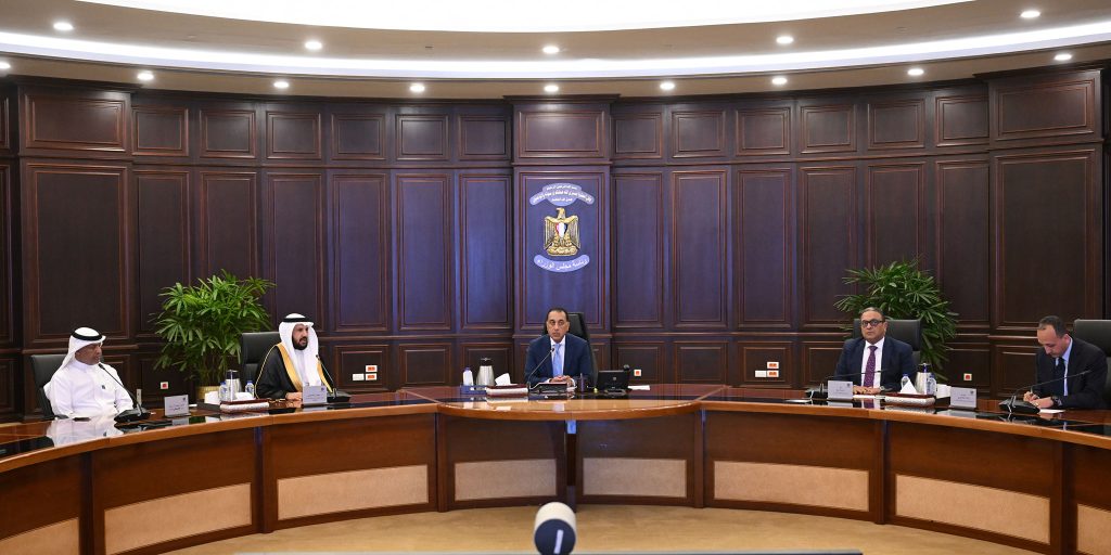 جانب من اجتماع رئيس الوزراء مع الدكتور عايض القحطاني