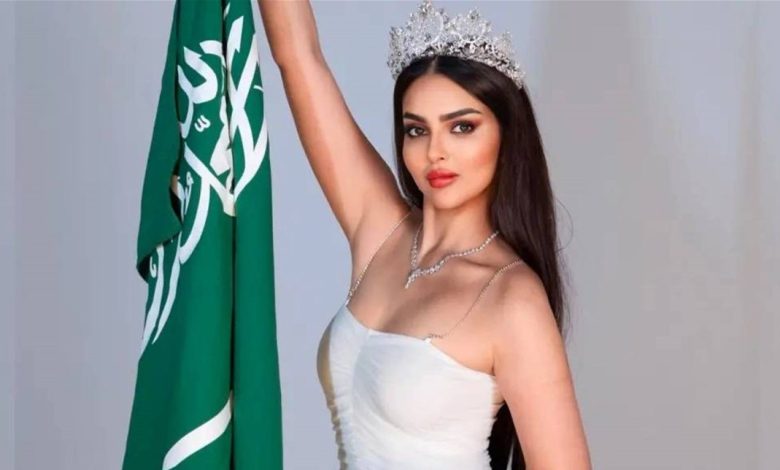 سبب تشوه ملكة جمال السعودية أما بالنسبة لسبب تشوه وجه رومي القحطاني ملكة جمال السعودية، فهو تعرضها لحادث أليم منذ 3 أشهر، وخضعت للعلاج وقتها ولكن ما زالت أثار التشوهات موجودة، مشيرة إلى تعرضها للعين والحسد لتظهر بهذا الشكل. وعلقت رومي القحطاني في منشور آخر لها، قائلة: «قبل ثلاث شهور صار لي حادث، الجرح في نص وجهي مو راضي يلتئم للحين. ماما تقول عين». وأضافت: «تعبت، لي 3 شهور ما تكلمت ولا صورت، كنت أنزل فيديوات قديمة عشان ما أحد يحس، بس بعد هالجرح عرفت إن العين حق، وإنه لازم نقرأ ونتعوّذ ونحمي نفسنا لأن الدنيا ما ترحم».