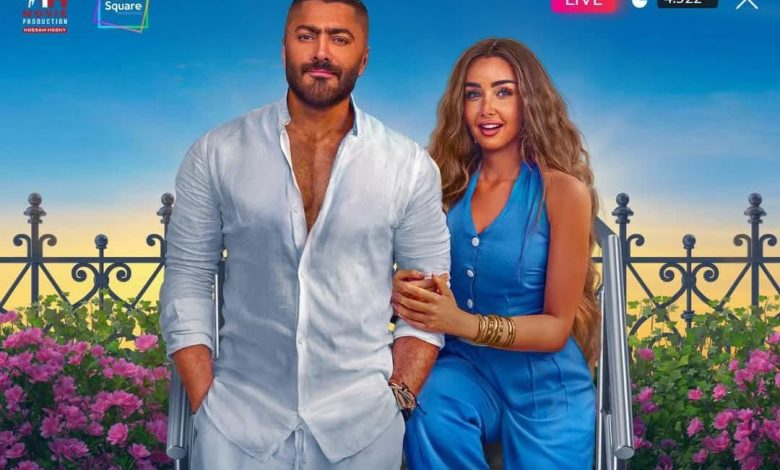 يبحث الجمهور والمشاهدون في مصر والوطن العربي، عن فيلم ريستارت لـ تامر حسني كامل مجانا FHD، والذي حقق نجاح كبير في السينما وقت عرضه منذ موسم أفلام عيد الأضحى السينمائي وحتى اليوم. وعلى مدار شهرين، تمكن فيلم ريستارت من تحقيق نجاح كبير خاصة أن إيرادات كبيرة تقترب من 100 مليون جنيه، كما أنه انضم لقائمة الأفلام الأكثر تحقيقًا للإيرادات في السينما. قصة فيلم ريستارت يناقش فيلم ريستارت قضية اجتماعية معاصرة في إطار كوميدي خفيف، إذ يُسلّط الفيلم الضوء على التأثير العميق للسوشيال ميديا وهدمها لحياة العديد من الأسر، بجانب استغلال البعض وتهديد حياتهم الاسرية الهادئة في ظل الظروف الاجتماعية الحالية. ويتناول الفيلم أيضًا تأثير التكنولوجيا ووسائل التواصل الاجتماعي على العلاقات بين الناس، والتي أصبحت جزءً لا يتجزأ من حياتنا اليومية كالماء والهواء، ورغم الطابع الكوميدي الذي يغلب على أحداث الفيلم، إلا أنه يحمل في طيّاته رسالة إنسانية مهمة تتعلق بواقعنا المعاصر. ويُعد ريستارت ثاني تعاون سينمائي يجمع بين النجم تامر حسني والفنانة هنا الزاهد، بعد نجاحهما في فيلم بحبك، الذي أخرجته أيضًا المخرجة سارة وفيق. فيلم ريستارت كامل مجانا FHD عبر منصة يانغو بلاي وبعد النجاح الكبير الذي حققه فيلم ريستارت، قررت منصة يانغو بلاي عرض الفيلم عبر منصتها وذلك بدءًا من اليوم 25 مايو الجاري. فإذا كنت من محبي أفلام تامر حسني وهنا الزاهد، يمكنك مشاهدة فيلم ريستارت كامل مجانا FHD عبر منصة يانغو بلاي، من منزلك دون الحاجة إلى الذهاب للسينما، خاصة أن منصة يانغو بلاي الوحيدة التي توفر الفيلم بجودة عالية في الوقت الحالي. أبطال فيلم ريستارت يلعب بطولة فيلم ريستارت عدد من الفنانين والذين يتميزوا بأدائهم الكوميدي وحضورهم القوي عبر الشاشة، وهم: تامر حسني بدور محمد هنا الزاهد بدور عفاف باسم سمرة بدور الجوكر ميمي جمال عصام السقا رانيا منصور سيد أسامة يضم فيلم ريستارت عددًا من ضيوف الشرف المميزين، من بينهم النجمة إلهام شاهين، الفنان محمد رجب، الفنانة شيماء سيف، ونجم كرة القدم المعتزل أحمد حسام "ميدو"، إلى جانب عدد آخر من الوجوه المعروفة. الفيلم من تأليف الكاتب الكبير أيمن بهجت قمر، وإخراج سارة وفيق، التي تواصل تعاونها مع النجم تامر حسني بعد نجاحهما السابق في فيلم بحبك. اقرأ أيضًا: أفضل أفلام إسبانية لعام 2025.. دراما عائلية ورومانسية عابرة للزمن