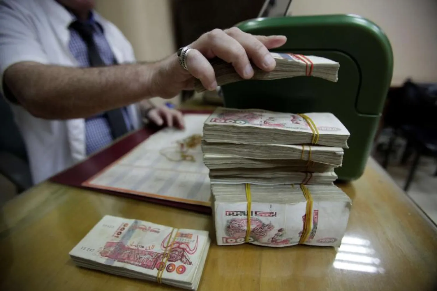 سعر الدينار الجزائري الآن