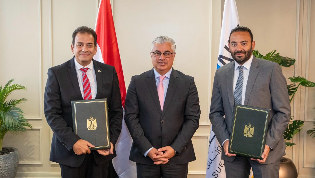 جانب من مراسم توقيع العقود